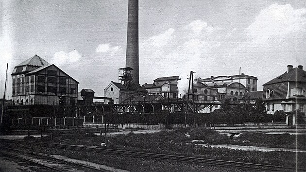 Sulkovsk� zhlav� stanice N��any, kolej uheln� dr�hy je zcela dole. GPS: 49.7165214N, 13.2149861E