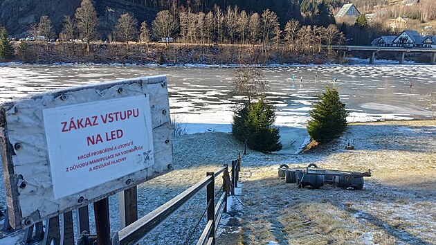 Žena bruslila s kočárkem na Labské přehradě, policie varuje před nebezpečím