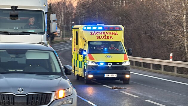 U Byst�ice na Bene�ovsku se srazilo osobn� a n�kladn� auto, silnice je uzav�en�. (28. prosince 2025)