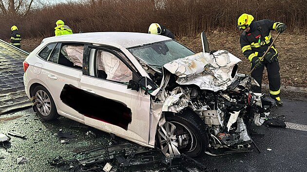 U Byst�ice na Bene�ovsku se srazilo osobn� a n�kladn� auto, silnice je uzav�en�. (28. prosince 2025)