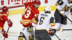 Akira Schmid v brance Vegas nemá situaci pod kontrolou, nará�í do n�j Adam...