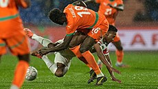 Geny Catamoz Mozambiku a Ibrahim Sangaré z Pob�e�í slonoviny v souboji o mí�.