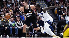 Nikola Joki� (vlevo) z Denveru a Julius Randle z Minnesoty.