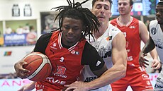 Trey Bonham z Pardubic dr�í mí�, napadá ho Tomá� Pomikálek z D��ína.