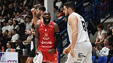 Pardubický Joe Bryant slaví, vpravo je Filip Kroutil z D��ína.