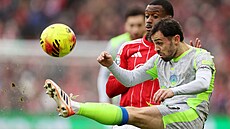 Callum Hudson-Odoi (vlevo) z Nottinghamu a Bernardo Silva z Manchesteru City.