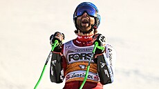 Rakouský ly�a� Marco Schwarz po triumfu v ob�ím slalomu v Alta Badii.
