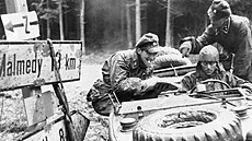 N�mecké jednotky SS s 1. tankovou divizí kontrolují dálni�ní zna�ku na...