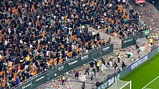 Ply�áci místo konfet. Fanou�ci Betisu znovu zaplnili h�i�t� dárky pro d�ti