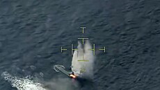Záb�r amerického námo�nictva ukazuje zne�kodn�ní plavidla ozna�eného za lo�...