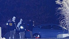 Agenti FBI u vozidla zna�ky Nissan, které vyu�íval st�elec z Brownovy...