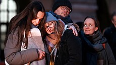 Lidé p�i�li uctít památku druhého výro�í st�elby na Filozofické fakult�...