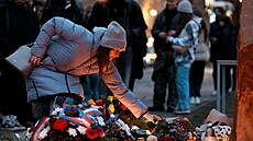 Lidé p�i�li uctít památku druhého výro�í st�elby na Filozofické fakult�...