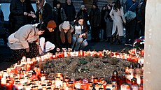 Lidé p�i�li uctít památku druhého výro�í st�elby na Filozofické fakult�...