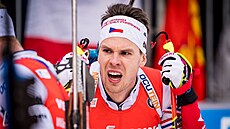 Mikulá� Karlík v cíli stíhacího závodu v Le Grand Bornand.