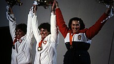 Olga Charvátová (vpravo) s bronzovou medailí na zimních olympijských hrách v...