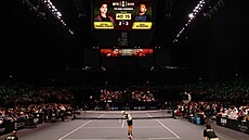 Nick Kyrgios podává v Bitv� pohlaví proti Aryn� Sabalenkové.