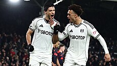 Raúl Jiménez a Antonee Robinson z Fulhamu slaví gól proti Nottinghamu.