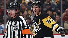 Sidney Crosby z Pittsburghu reaguje v utkání s Montrealem.