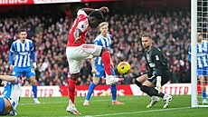 Bukayo Saka z Arsenalu zakon�uje v utkání proti Brightonu.