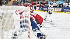 Martins Dzierkals ze Sparty skóruje v utkání s Helsinkami.