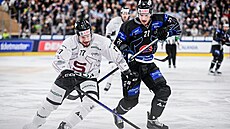 Spar�an David N�me�ek bojuje o puk s Yannickem Rathgebem z Fribourgu.