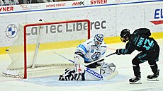 Karlovarský Petr Tomek skóruje v utkání s Libercem.