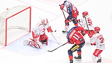 T�inecký branká� Marek Mazanec zasahuje v utkání s Pardubicemi.