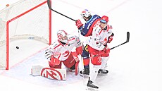 T�inecký branká� Marek Mazanec inkasuje v utkání s Pardubicemi.