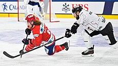 Saku Salmela z Helsinek �elí napadání Martinse Dzierkalse ze Sparty.
