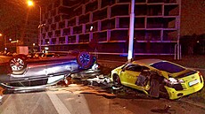 Nehoda v noci na pond�lí v Po�ernické ulici v pra�ských Stra�nicích. (22....