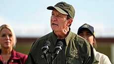 Guvernér Louisiany Jeff Landry mluví s reportéry. (3. zá�í 2025)