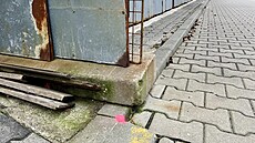 Vietnamská tr�nice v H�ensku. P�ístavek musí z chodníku pry�. Prostor mezi zdí...