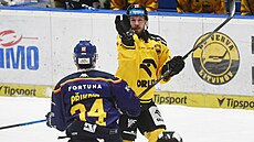 Petr �enke�ík zpracovává puk p�ed Filipem P�ikrylem.