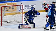 Brn�nský gólman Stezka pou�í gól v zápase s Pardubicemi.