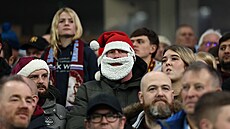 Na zápas Aston Villy s Manchesterem United si na�el cestu i Santa Claus.