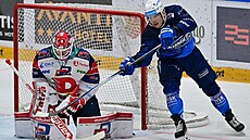 Radim Ferda z Brna se sna�í p�ekonat pardubického gólmana Willa.