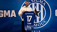 Nová posila Sigmy Danijel �turm pózuje s olomouckým dresem.