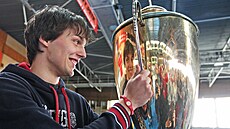 Luká� Nahodil pózuje s trofejí za vít�zství v hokejové extralize.