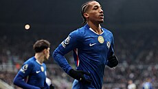 Úto�ník João Pedro z Chelsea oslavuje vst�elený gól.