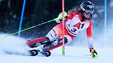 Camille Rastová na trati slalomu v Semmeringu