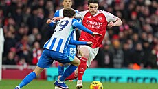 Zálo�ník Declan Rice z Arsenalu proniká obranou Brightonu.