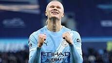 Kanonýr Erling Haaland z Manchesteru City se raduje ze svého gólu.