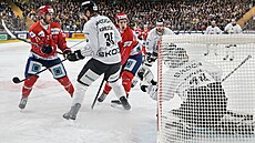 Spar�anský branká� Jakub Ková� zasahuje v utkání Spengler Cupu proti Helsinkám.