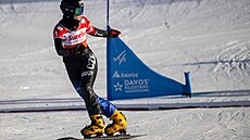 Zuzana Mad�rová dojí�dí do cíle paralelního slalomu v Davosu.