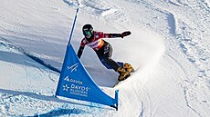 Zuzana Mad�rová (vlevo) na trati paralelního slalomu v Davosu