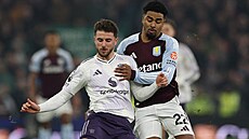 Zálo�ník Mason Mount z Manchesteru United (vlevo) se sna�í odehrát mí� v...