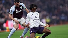 Obránce Patrick Dorgu z Manchesteru United padá v souboji s Johnem McGinnem z...