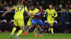 Úto�ník Jean-Philippe Mateta z Crystal Palace se sna�í uvolnit ze souboje v...