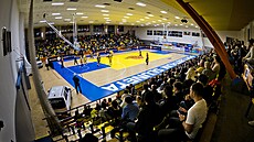 Plná ústecká basketbalová hala p�i utkání proti Opav�